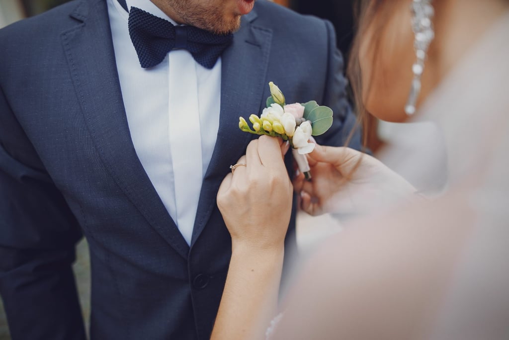 détail boutonnière costume marié cravate