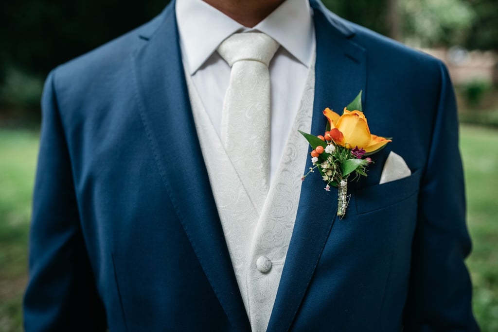 marié costume élégant bleu marine boutonnier