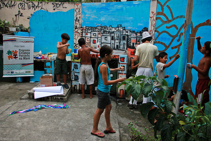 O Arte na Rede promove oficinas artísticas nas escolas da Maré, com atividades como fotografia