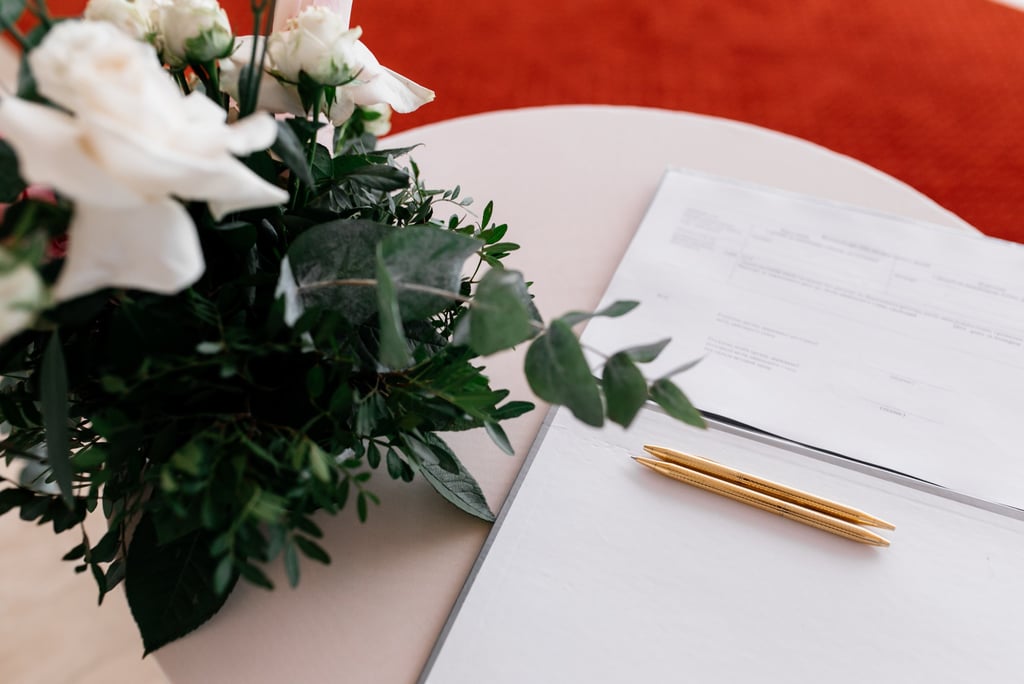 Organisation logistique d’une cérémonie personnalisée : fleurs, carnet, accueil des invités