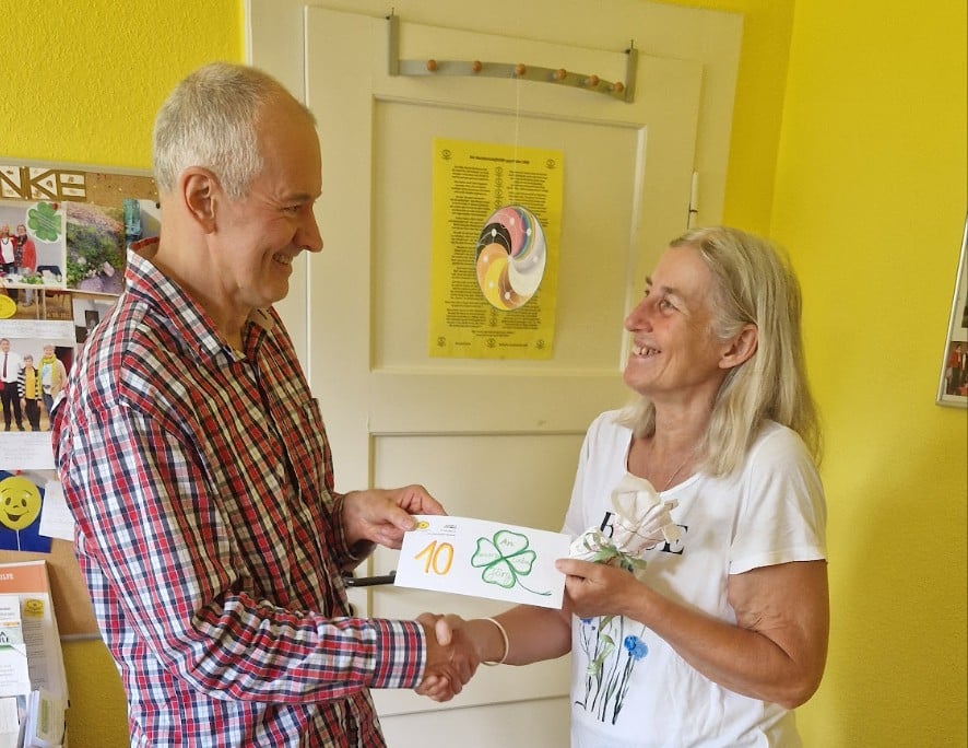 Jörg Grube bekommt seine Jubiläumsglückwunschkarte