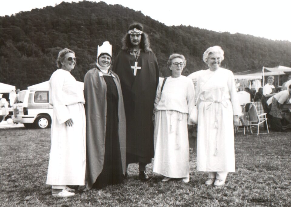 Jörg Grube in Gernrode auf einem schwarz-weiß Bild im Kostüm eines Wikingers