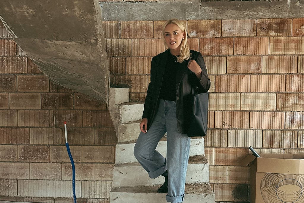 Dizainerė lankosi statybų objekte, įvertina renovacijos eigą ir planuoja interjero sprendimus.