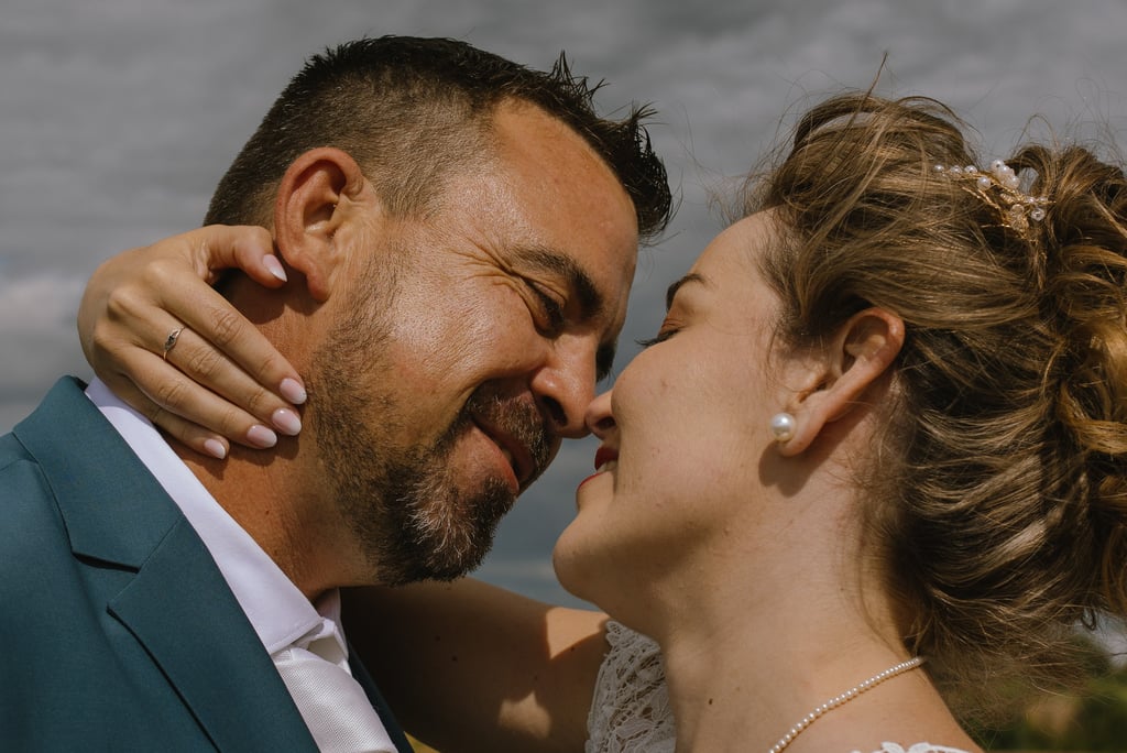 des mariés qui vont s'embrasser