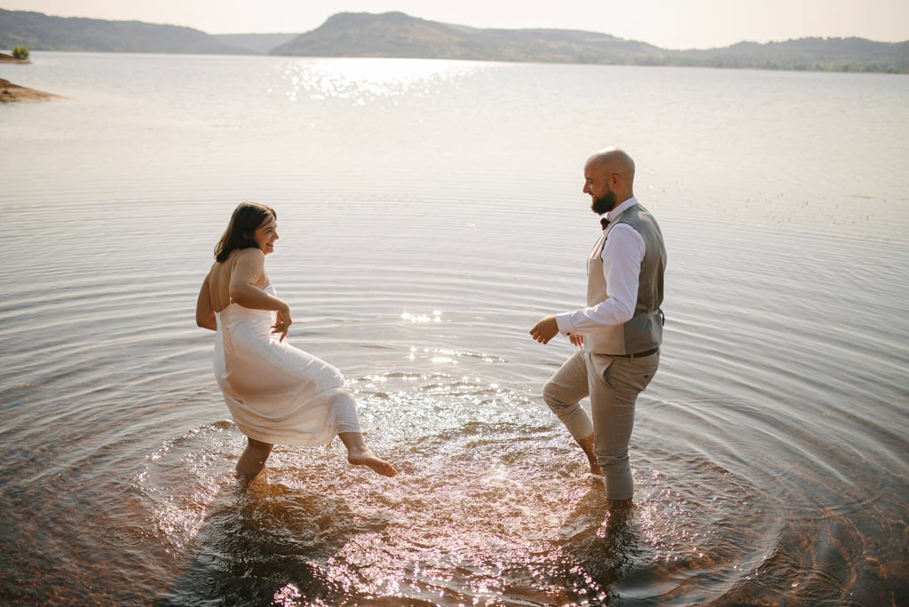mariés qui jouent dans l'eau