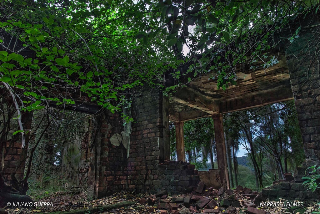 Ruínas do antigo Hotel Rádio em Araxá, um marco histórico que testemunhou a ascensão e queda de um d
