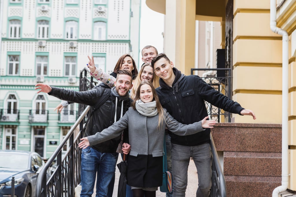 Team building komanda pozuoja mieste