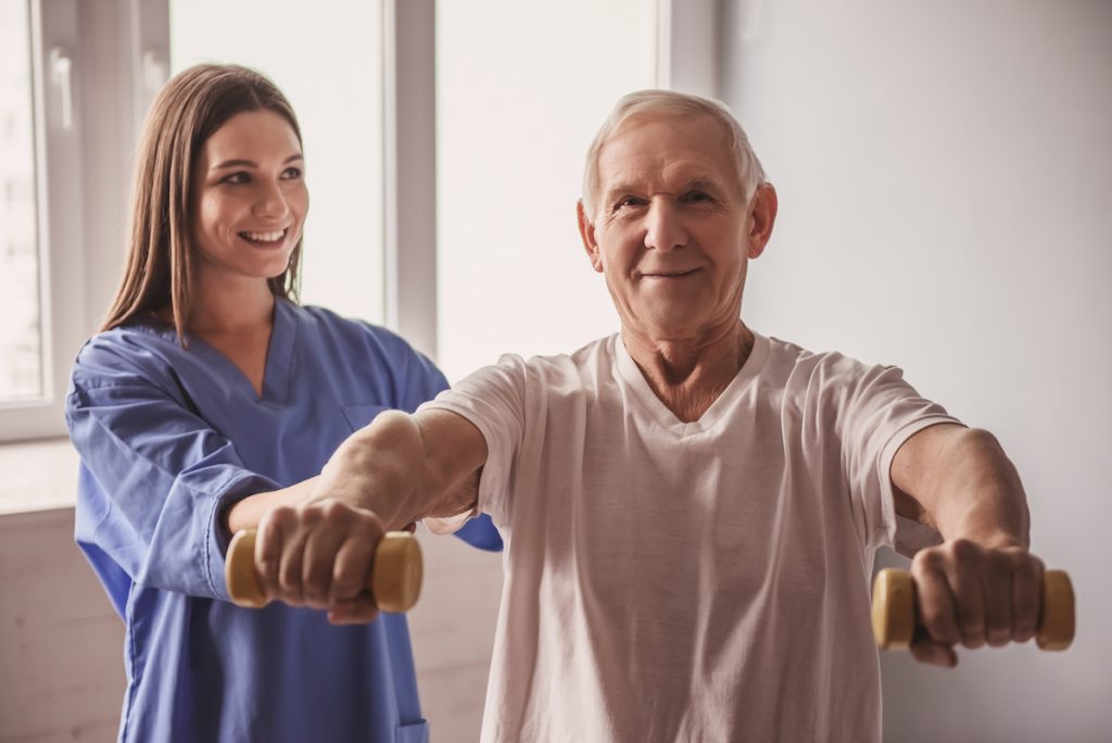 Beneficios de la Fisioterapia Ancianos rehabilitación muscular para adultos mayores 