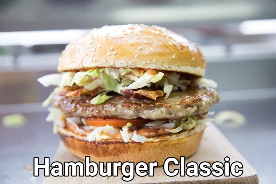 Raw fotografija burgera snimljena mobitelom u prostoru restorana, bez studijske rasvjete, kao početna faza izrade