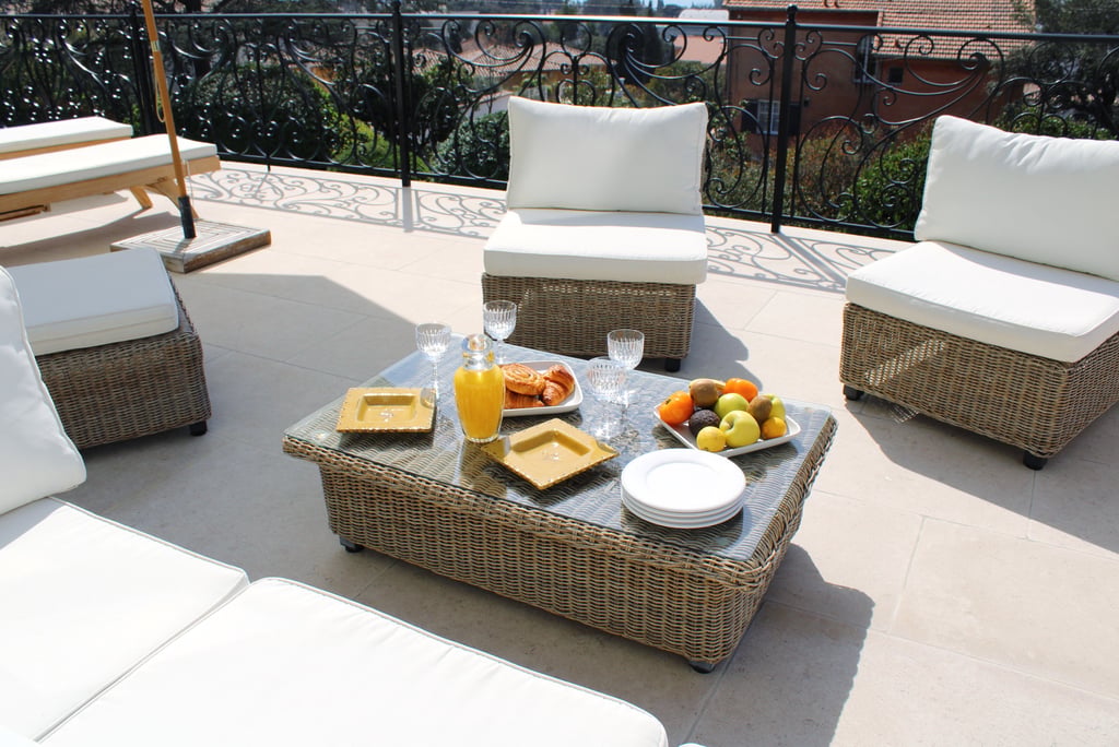Coin détente et petit déjeuner sur la terrasse vue mer
