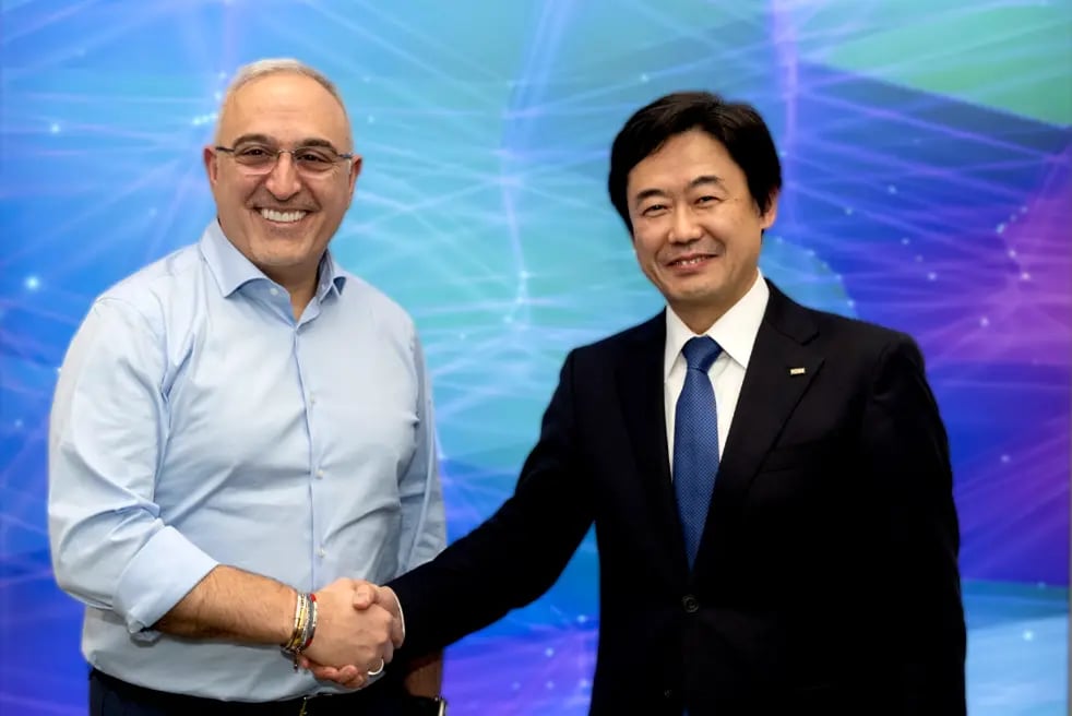 HPE 社長兼CEOアントニオ・ネリ（Antonio Neri）（左）とKDDI 代表取締役社長CEO 松田 浩路 氏（右）