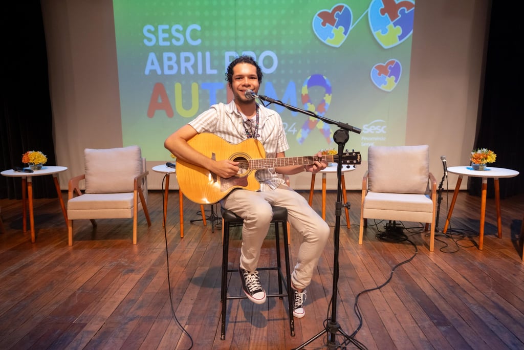 Palestrante autista Lucas Sampaio, durante apresentação musical no SESC DF, em Brasília.