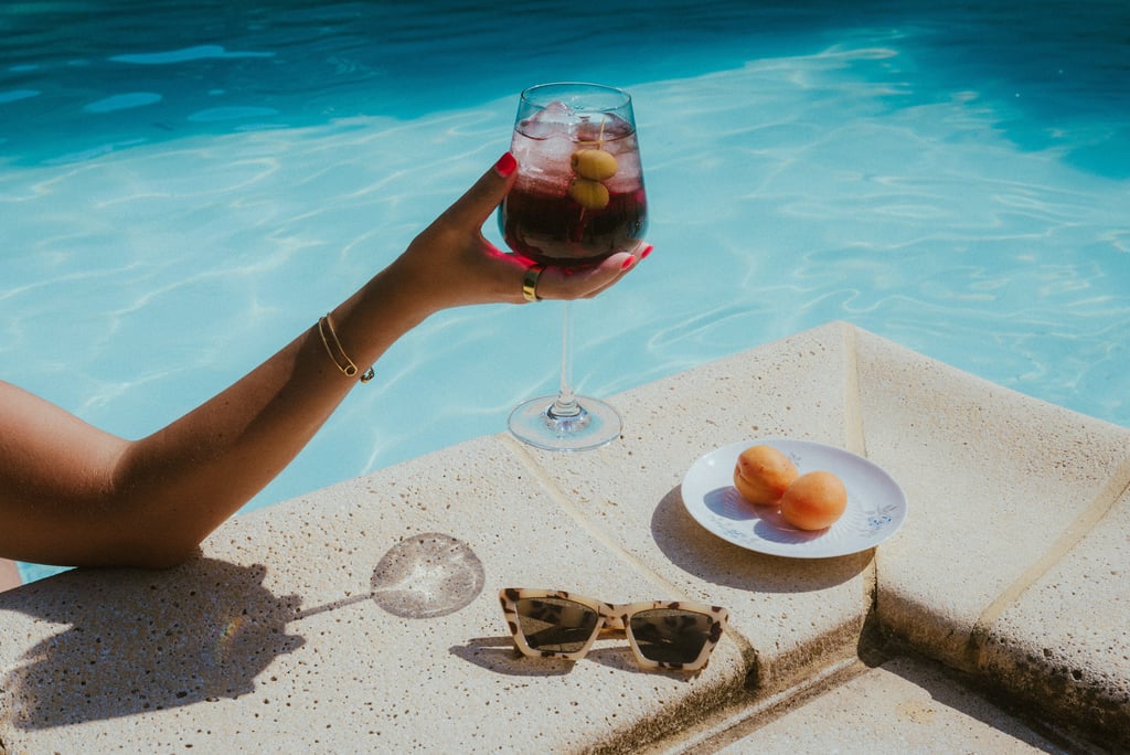 Verre de Bellamie Spritz au bord d'une piscine en été