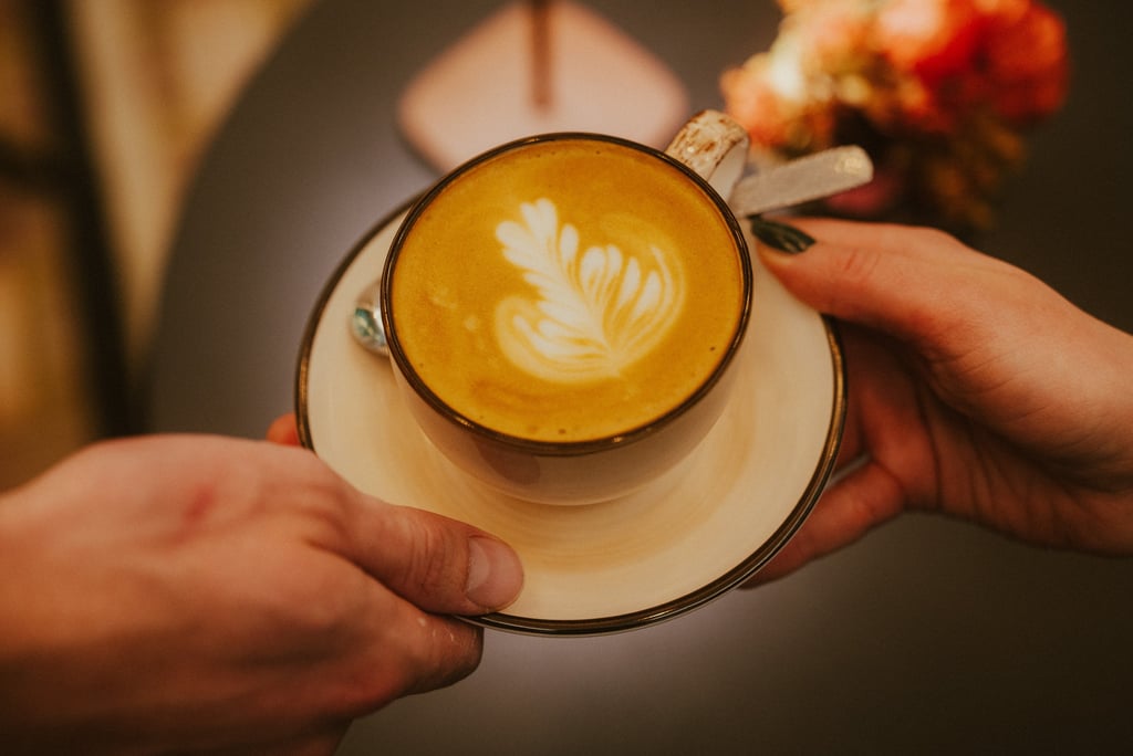 Café avec latte art de l'hôtel Renaissance République à Paris