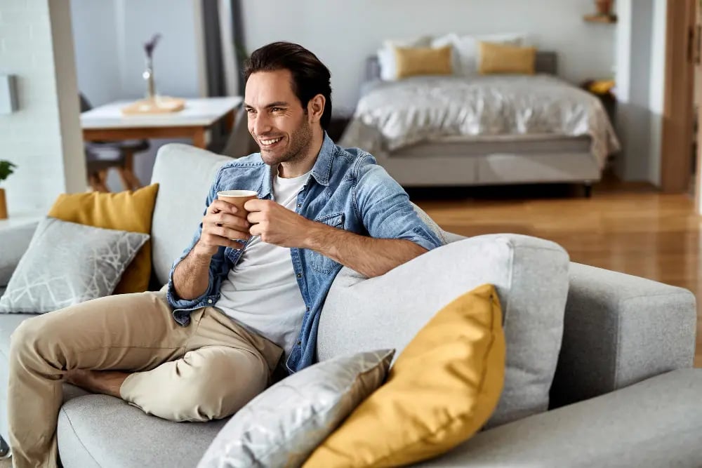 Professionnel en déplacement dans appartement meublé pour hébergement professionnel