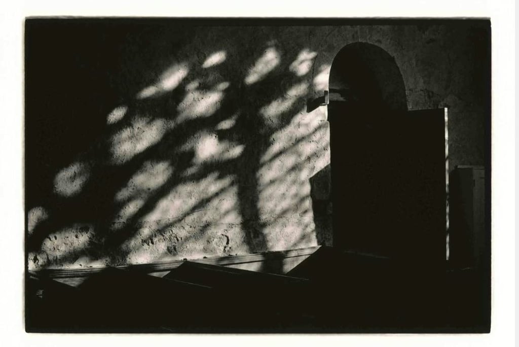 Wall lit with a light in  1000-years old church in Duxford. Author: Slawek Dejneka