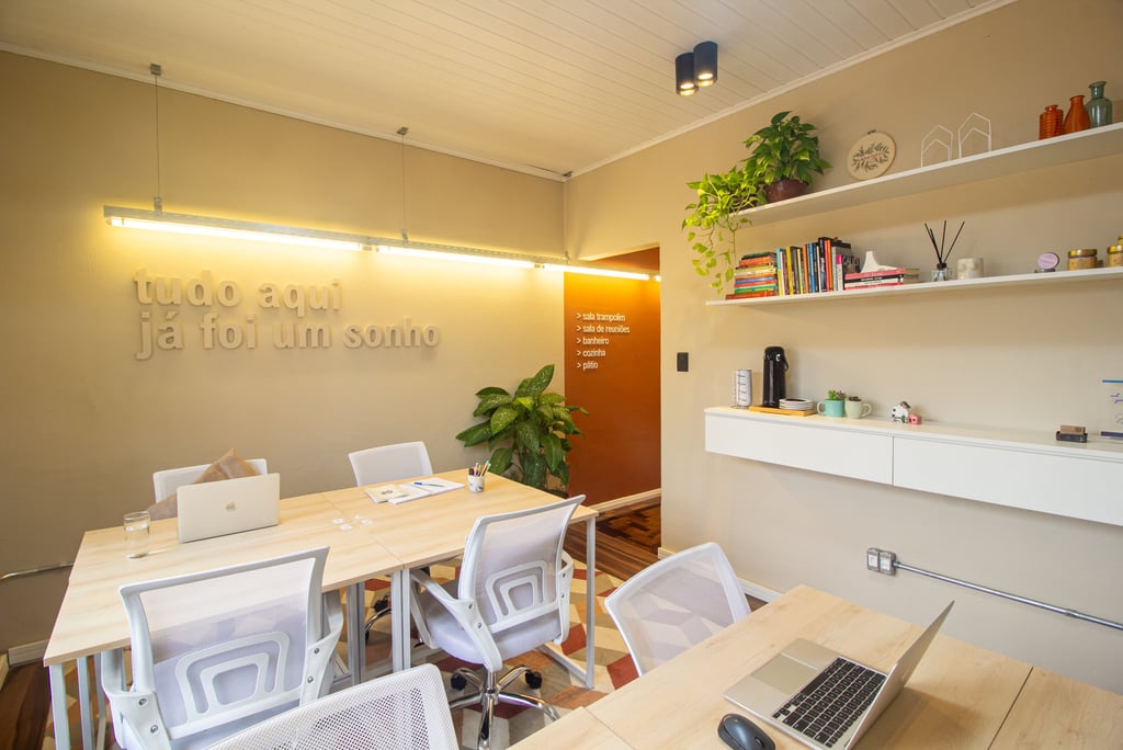 sala acolhedora de coworking feminino com estações de trabalho individuais
