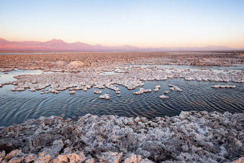 Lagune salée et volcan dans le désert d'Atacama au Chili