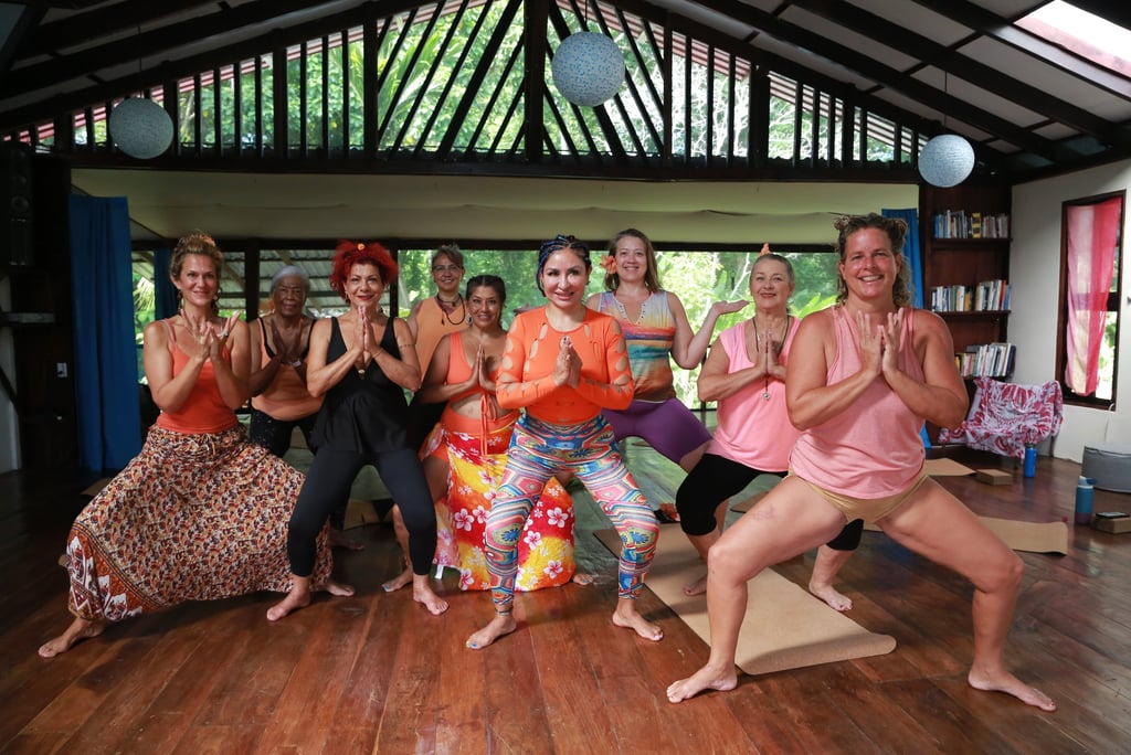 un grupo de personas haciendo posturas de yoga en una sala