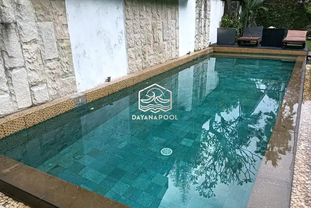 Kolam renang di villa dengan pemandangan pegunungan