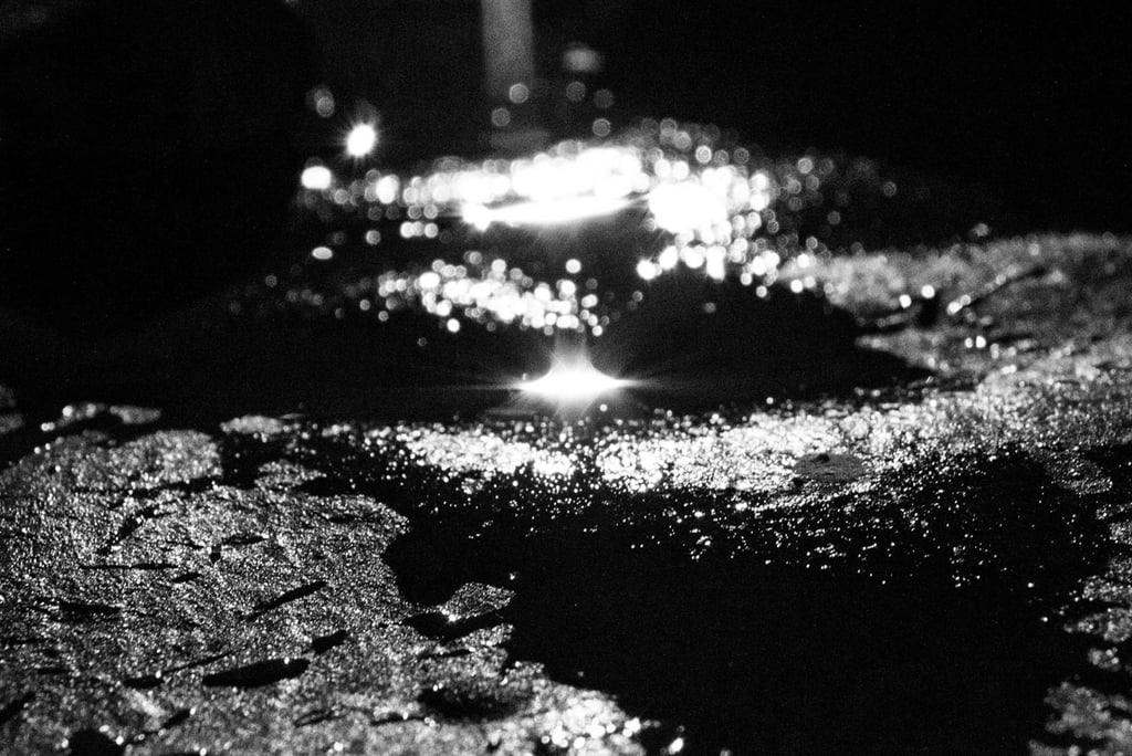 fotografia en blanco y negro de destello de luz sobre superficie lunar