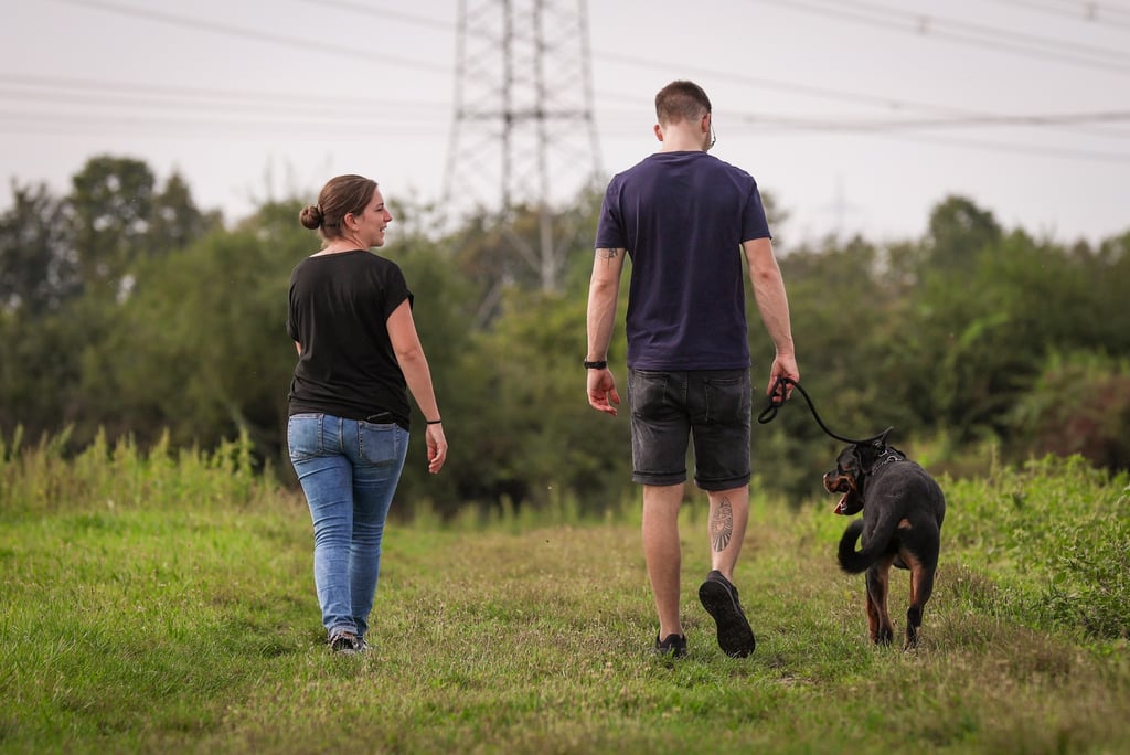 Marissa mit Kunde & Hund beim Trainingsspziergang