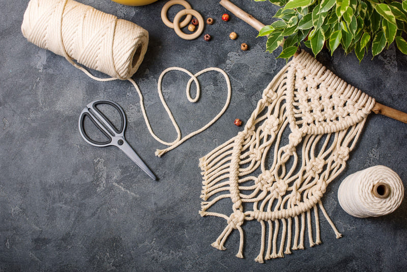 Tapiz de macramé hecho a mano con cordón de algodón, y cuentas de madera