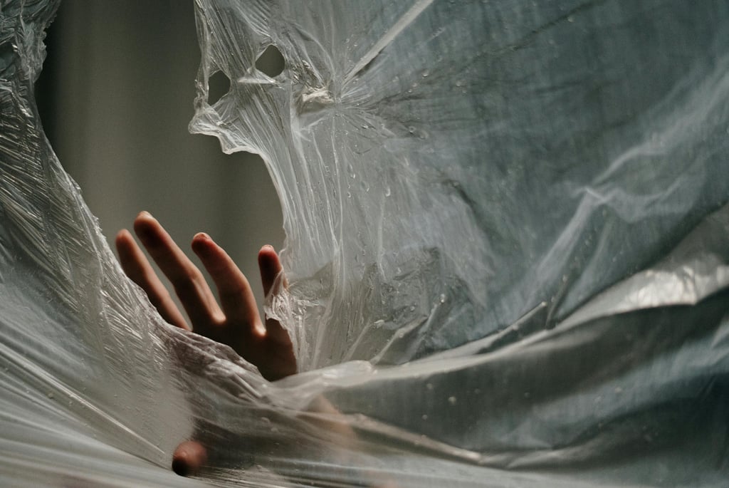 Textura de plástico, fotografia dramática, luz e sombra, conceito de barreira, estética minimalista.