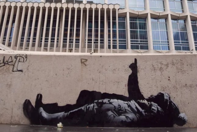 rianças observando as estrelas  obra de Banksy