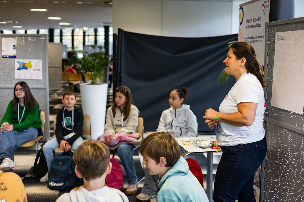 Intervenante de la maison des adolescents du calvados animant un atelier a Harc'event