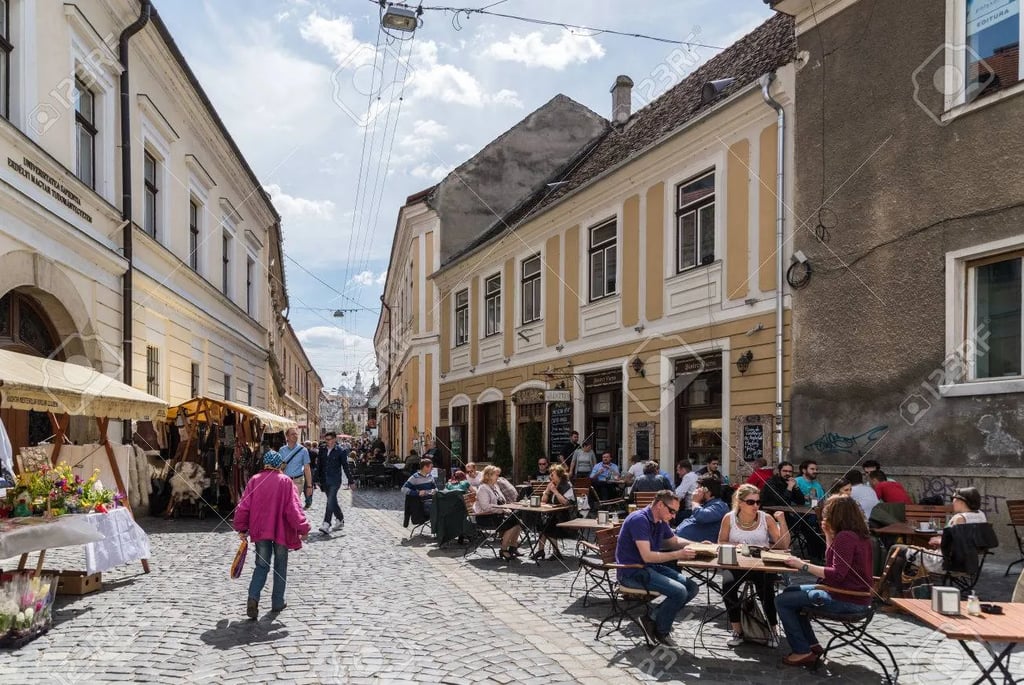 Altstadt von Cluj-Napoca mit historischen Gebäuden, Kirchen und belebtem Stadtzentrum in Rumänien