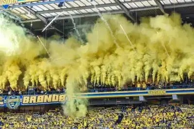 Ultras von Brøndby IF im Brøndby Stadion mit gelben Fahnen, Choreografie und intensiver Fanstimmung auf den Rängen