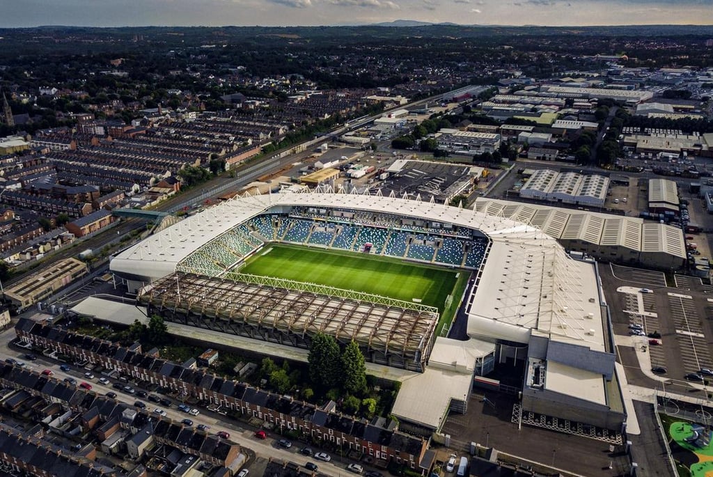 Luftaufnahme des Windsor Park Stadions in Belfast, Heimstätte des Linfield FC, mit moderner Tribünenarchitektur und umliegend