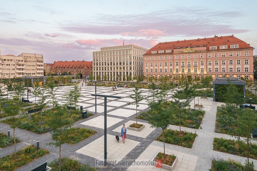Architektoniczna fotografia Placu Nowy Targ we Wrocławiu o zachodzie słońca, ukazująca harmonijne po