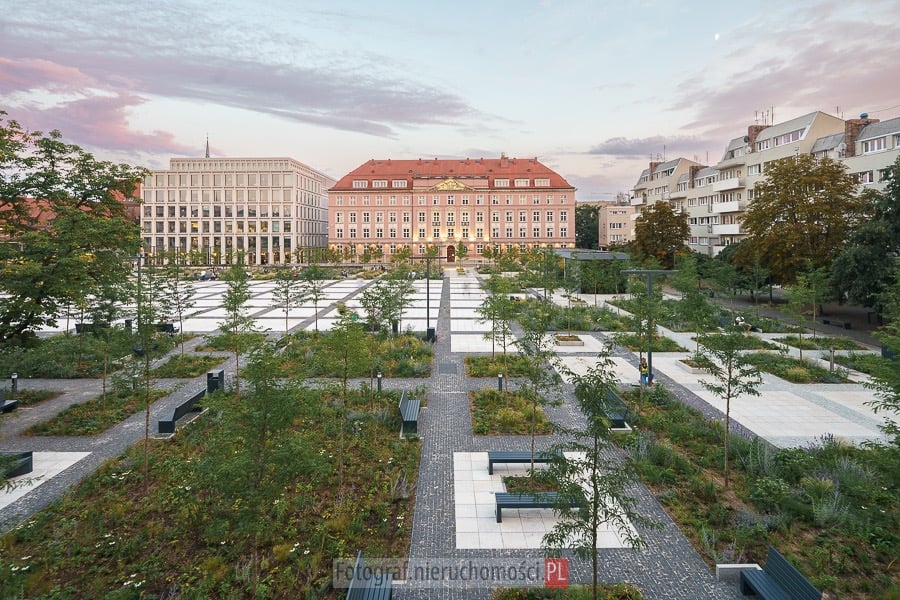Architektoniczna fotografia Placu Nowy Targ we Wrocławiu o zachodzie słońca, ukazująca harmonijne po