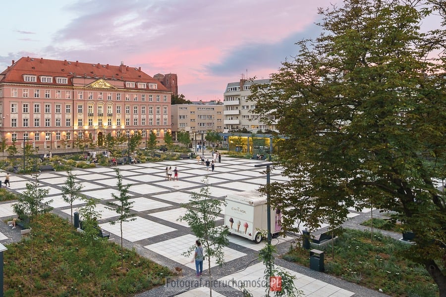 Architektoniczna fotografia Placu Nowy Targ we Wrocławiu o zachodzie słońca, ukazująca harmonijne po