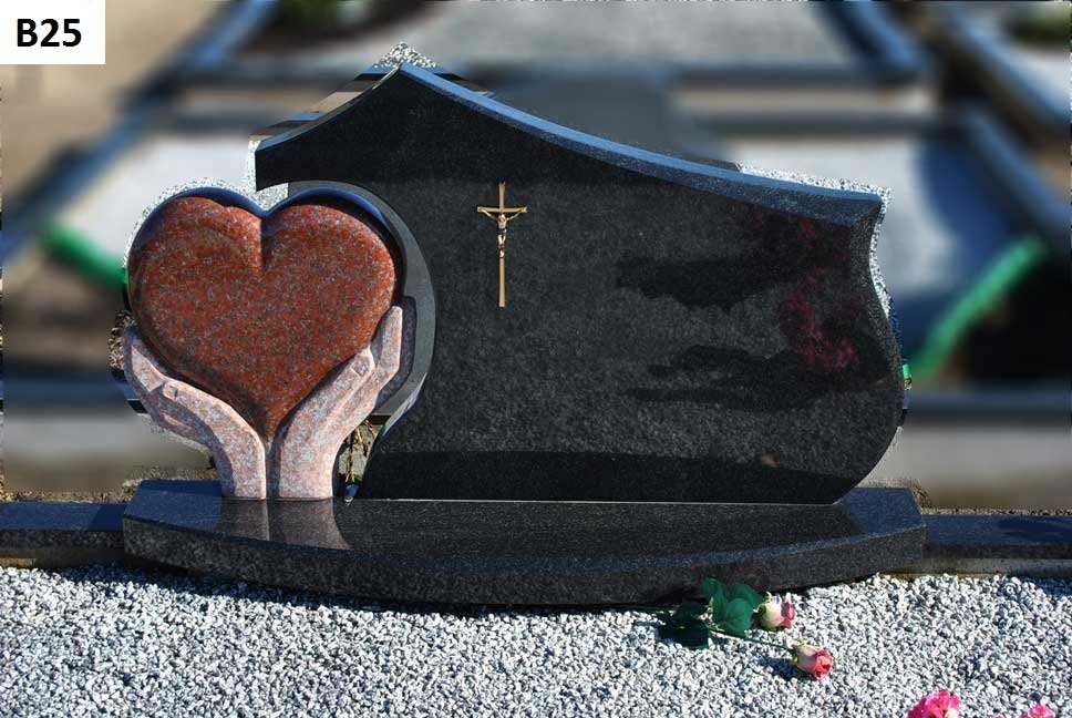 juodos spalvos kareliško akmens paminklas su rudo akmens širdimi