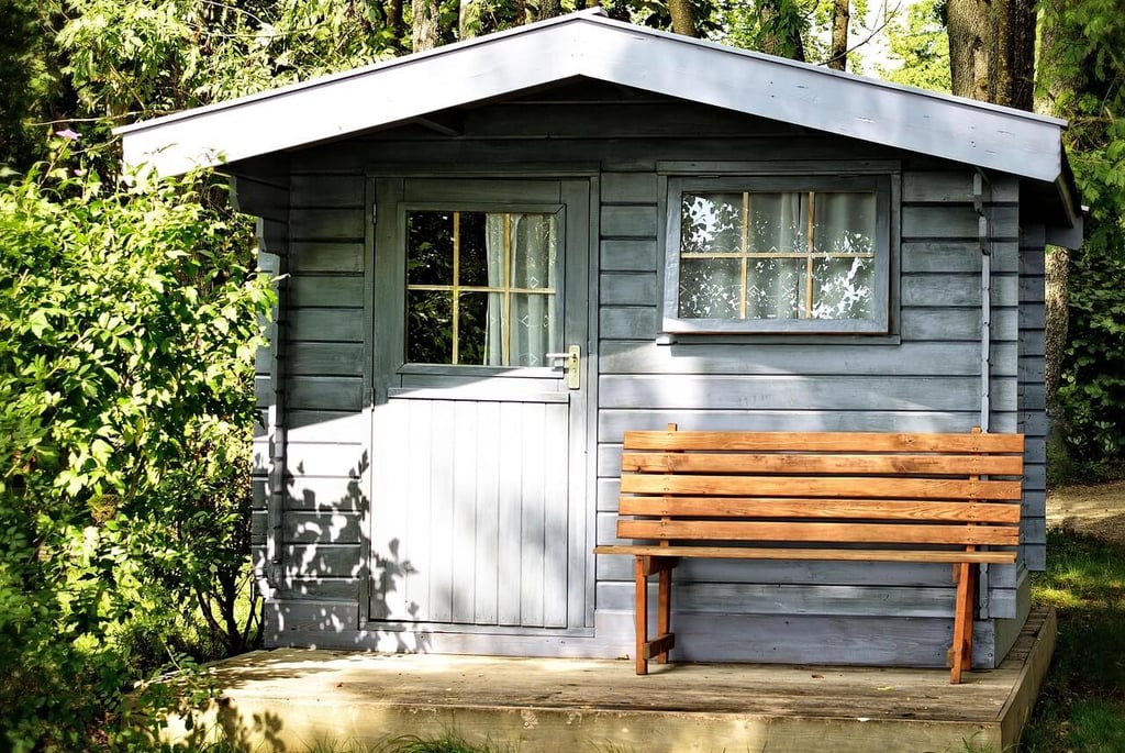Cabane de jardin avec un banc en bois