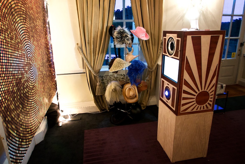 installation de photobooth en intérieur dans une salle de mariage