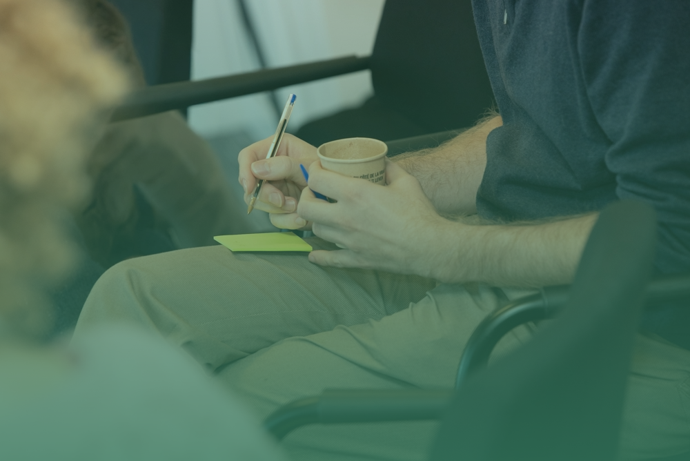 Begeleide intervisiegroep in actie — professionals leren samen uit echte werksituaties