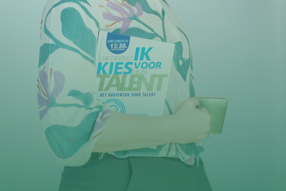 Iris Van Belleghem met boek 'ik kies voor mijn talent' van Luk Dewulf