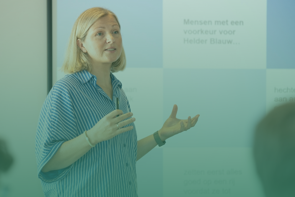 Iris Van Belleghem als trainer in een leeromgeving voor professionals en teams