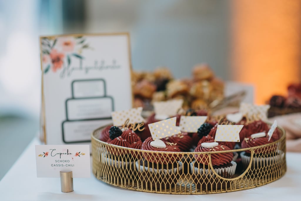 Cupcakes in goldenem Tablett