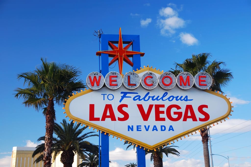 a welcome sign for the las vegas sign