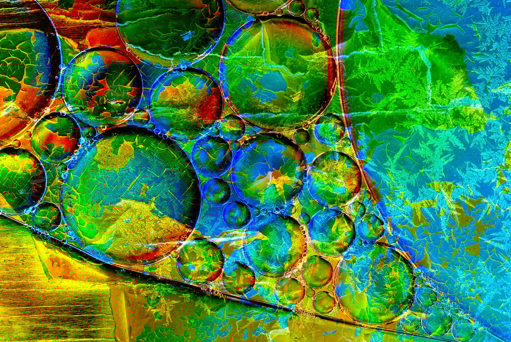 Abstract image Oleum 2 is based on an image of oil droplets combined with an image of ice crystals 