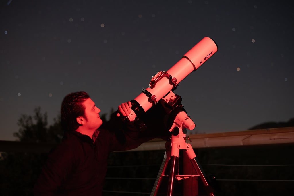 El Diario del Astrónomo con un telescopio para ver galaxias