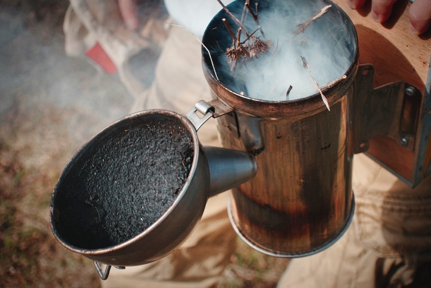 rauchender Smoker für die Arbeit am Bienenstock