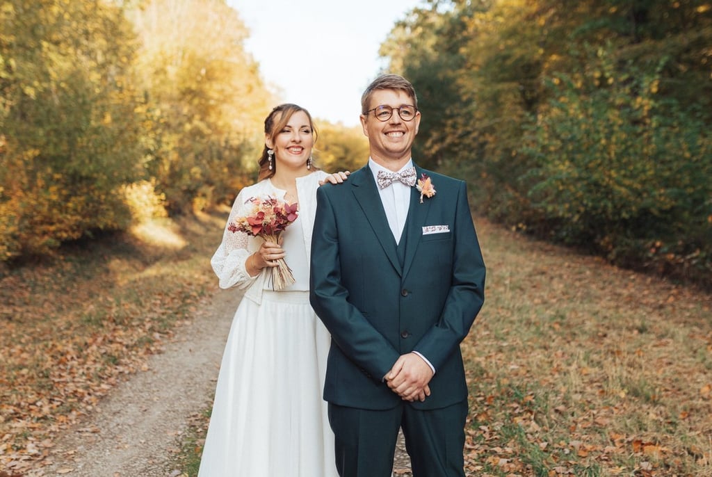 La mariée pose une main sur l’épaule du marié juste avant qu’il ne se retourne.