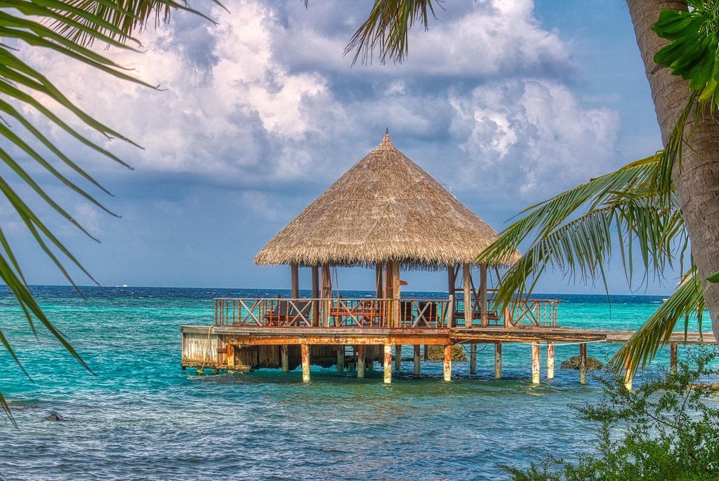 Détente luxe et farniente dans salon d'été sur pilotis. Lien vers le forfait voyage de noces