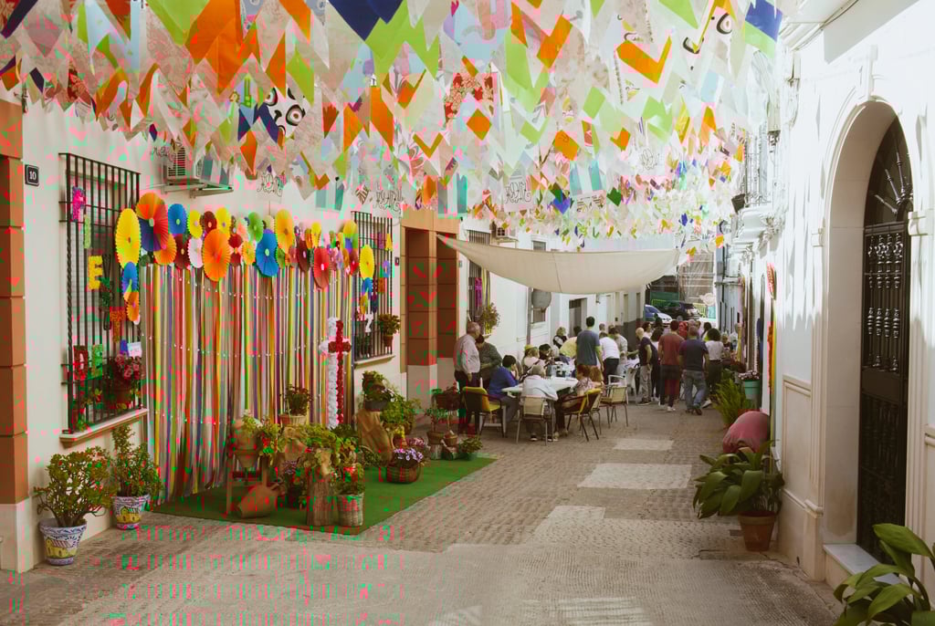 Vecinos comiendo todos juntos pasándolo bien